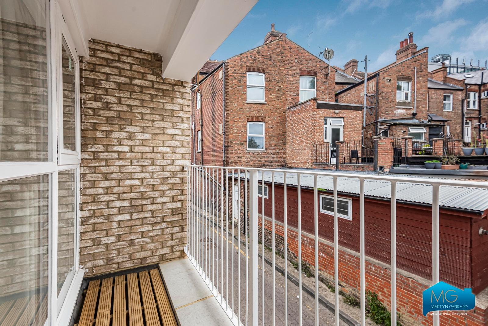 2 bedroom Semi-Detached House to rent - Martyn Gerrard