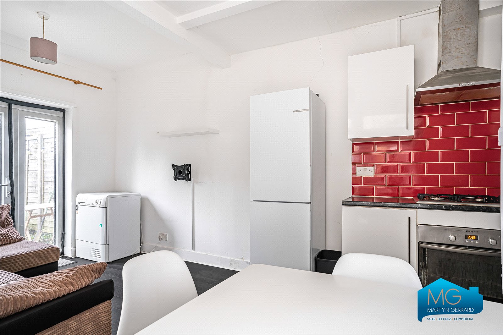2 bedroom Ground Floor Flat to rent - Martyn Gerrard