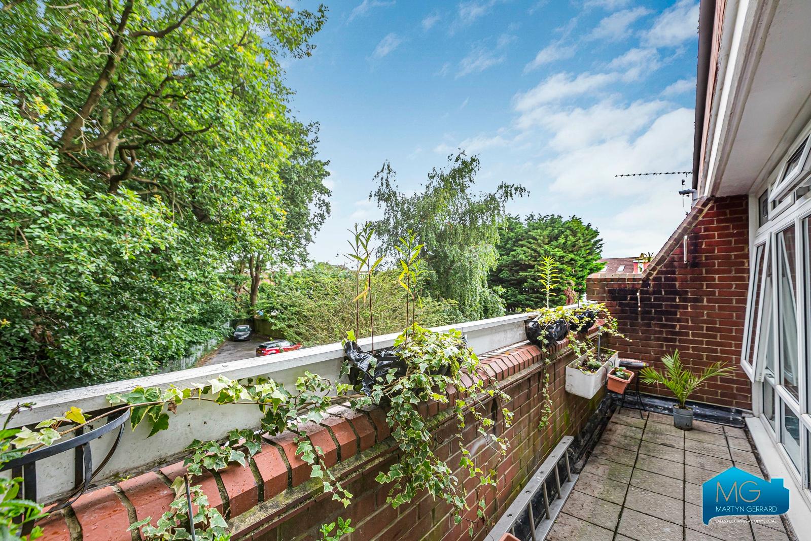 2 bedroom Apartment to rent - Martyn Gerrard