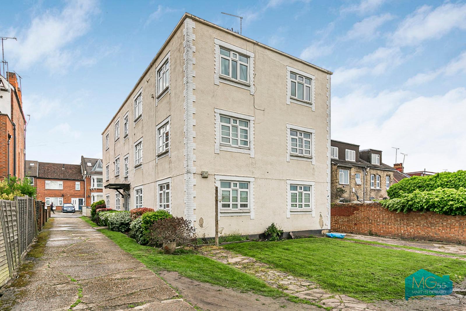 2 bedroom Apartment to rent - Martyn Gerrard