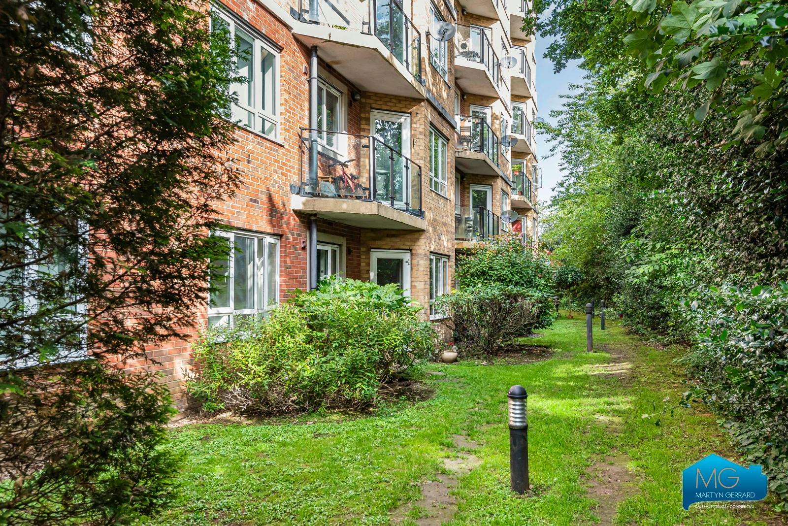 2 bedroom Ground Floor Flat to rent - Martyn Gerrard