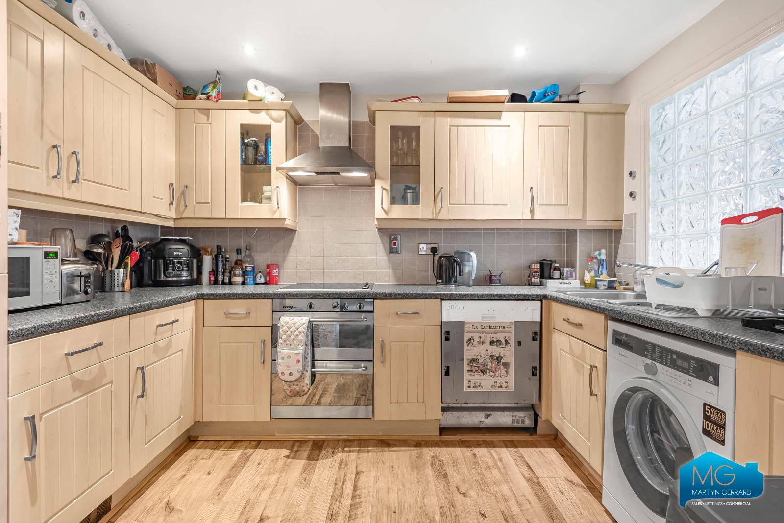 2 bedroom Ground Floor Flat to rent - Martyn Gerrard