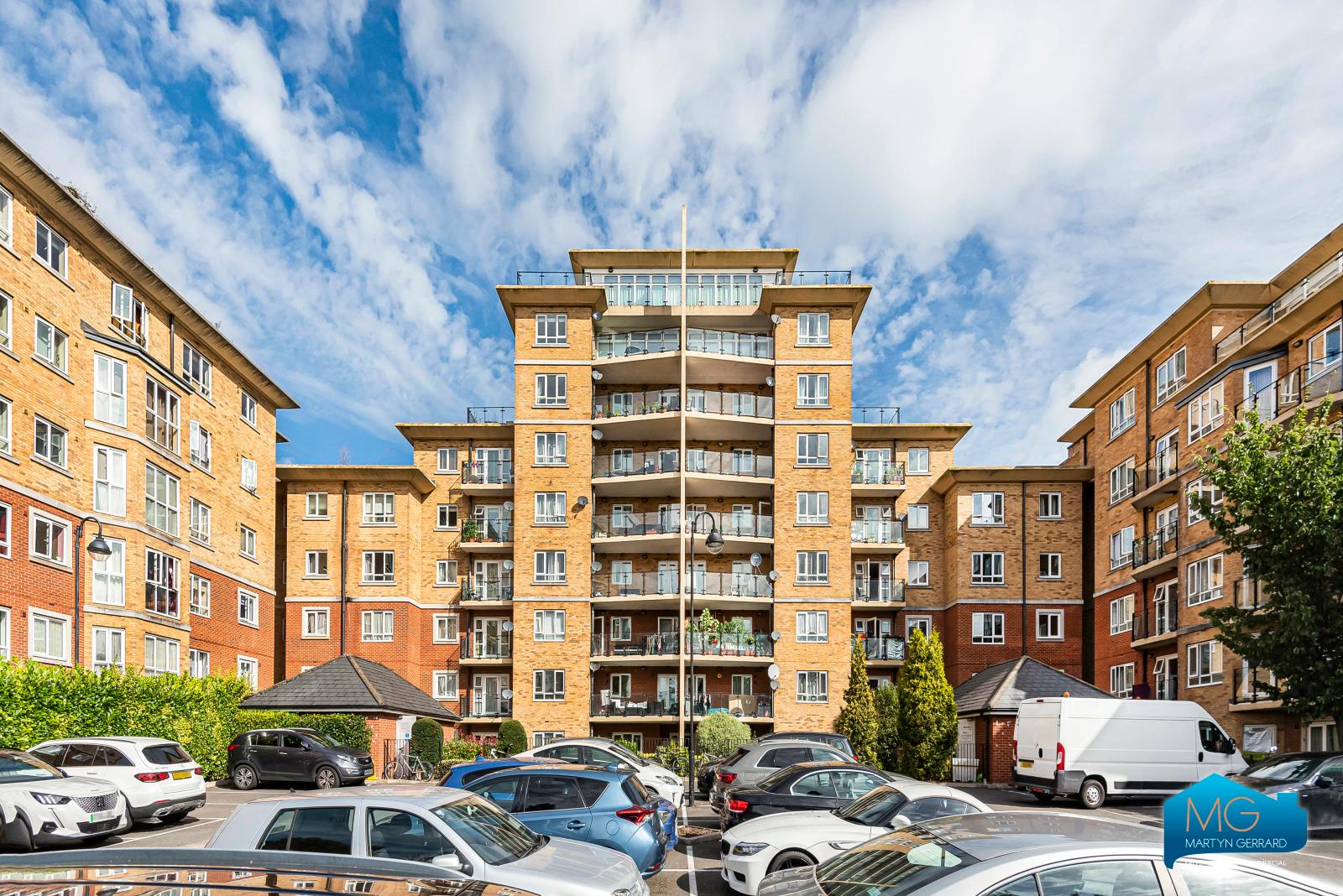 2 bedroom Ground Floor Flat to rent - Martyn Gerrard