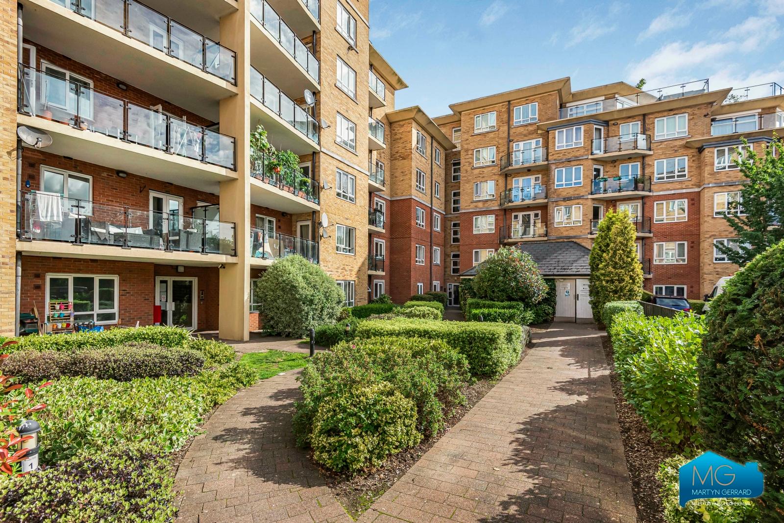 2 bedroom Ground Floor Flat to rent - Martyn Gerrard