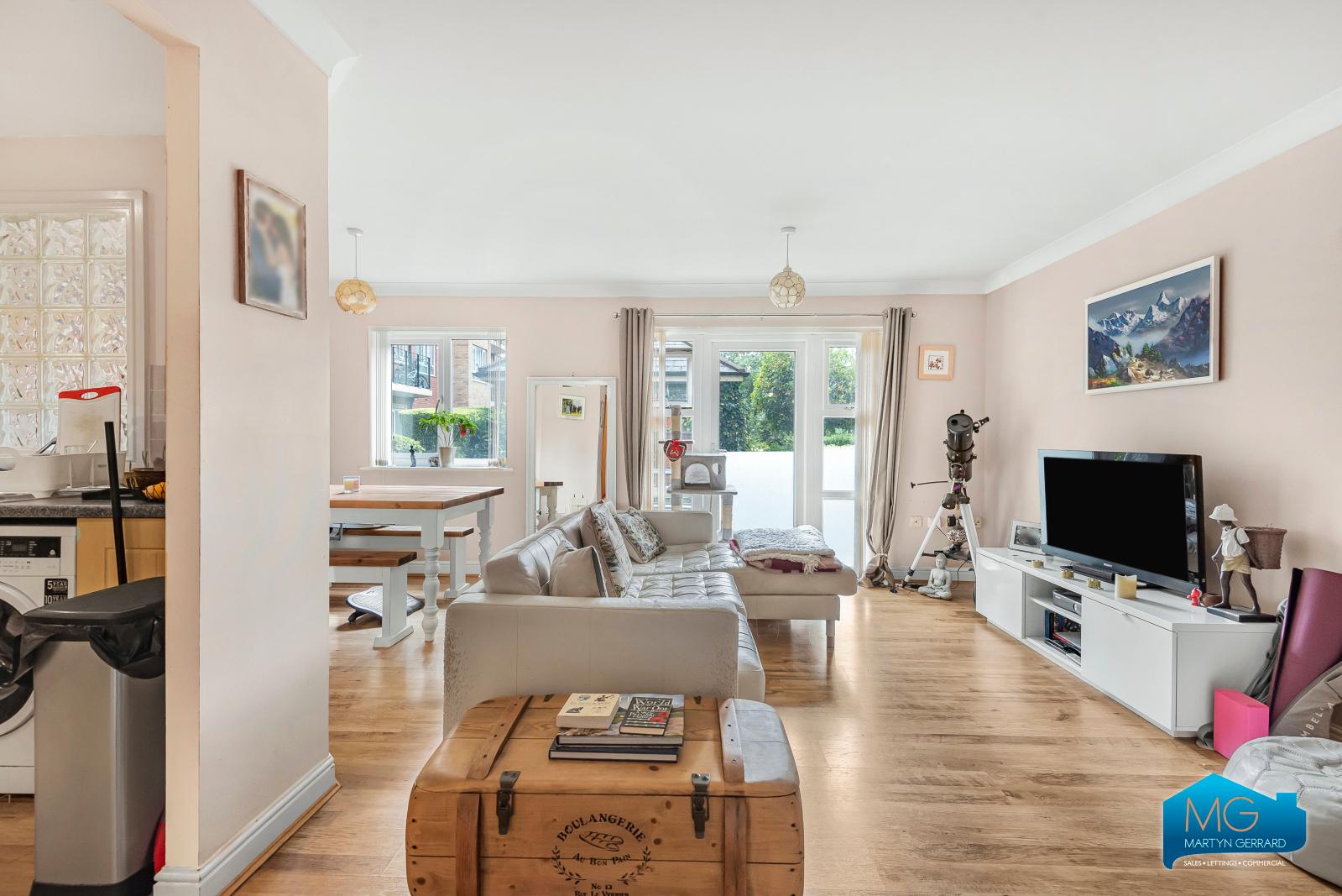 2 bedroom Ground Floor Flat to rent - Martyn Gerrard