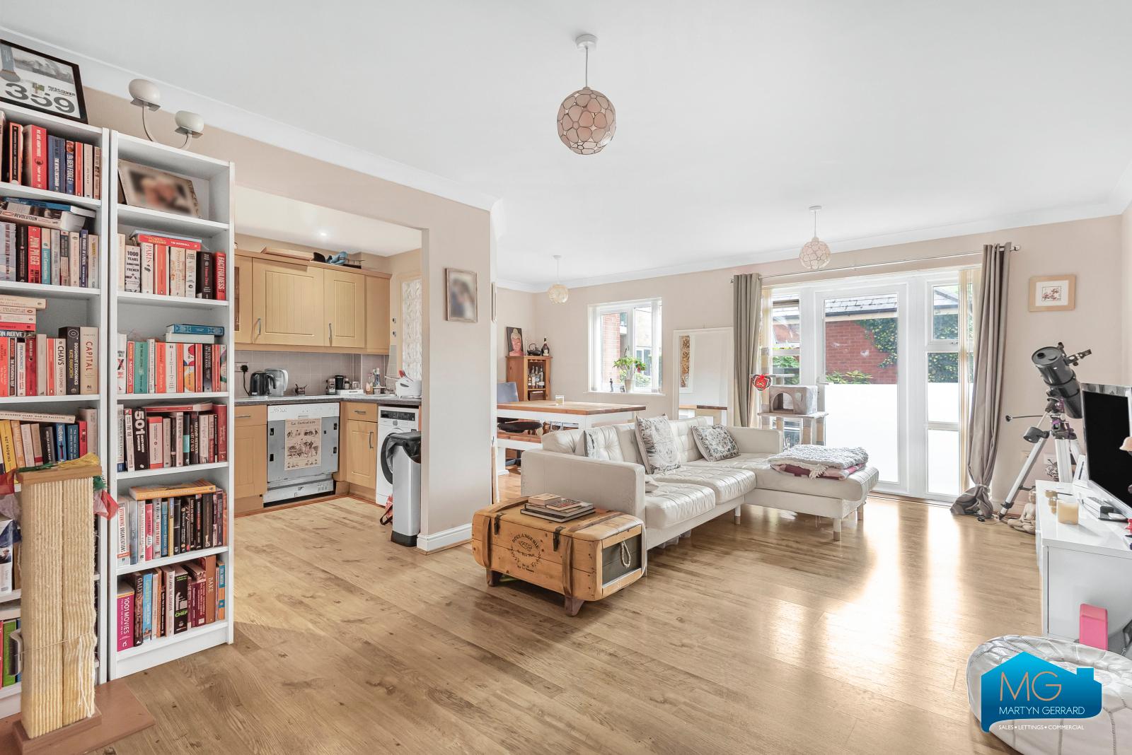 2 bedroom Ground Floor Flat to rent - Martyn Gerrard