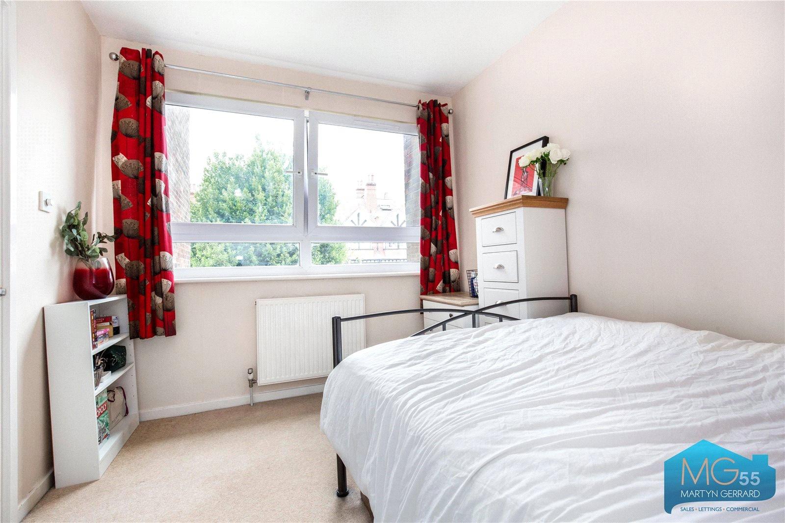 2 bedroom Apartment to rent - Martyn Gerrard