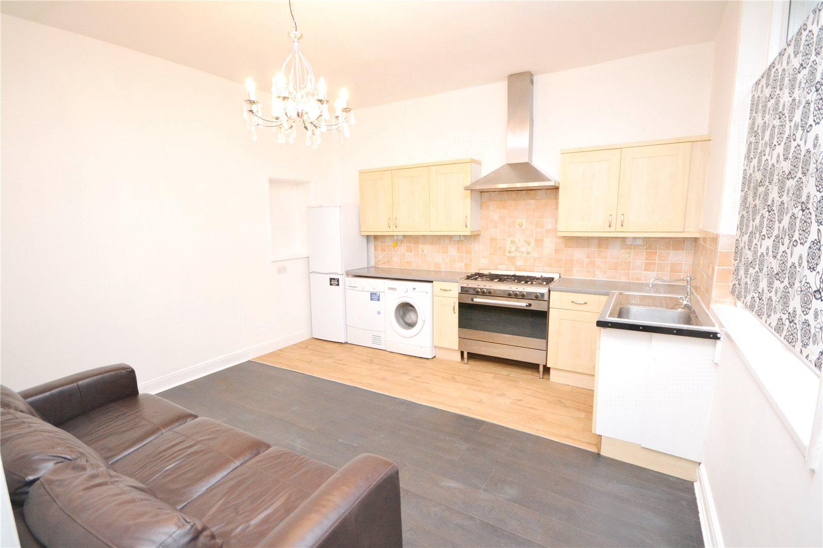 2 bedroom Ground Floor Flat to rent - Martyn Gerrard