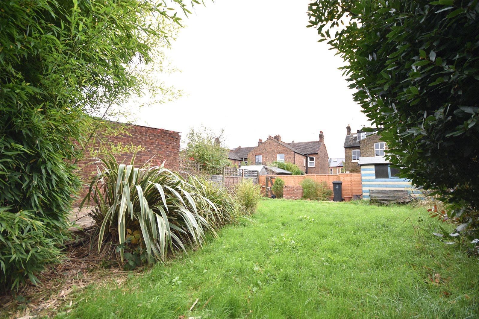 2 bedroom Apartment to rent - Martyn Gerrard