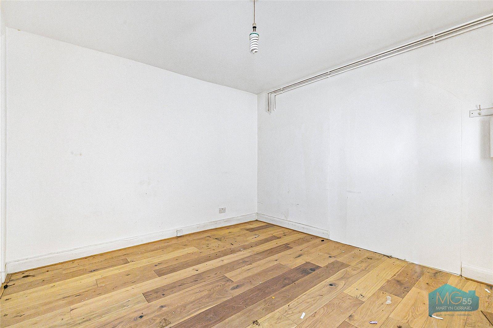 4 bedroom Semi-Detached House to rent - Martyn Gerrard