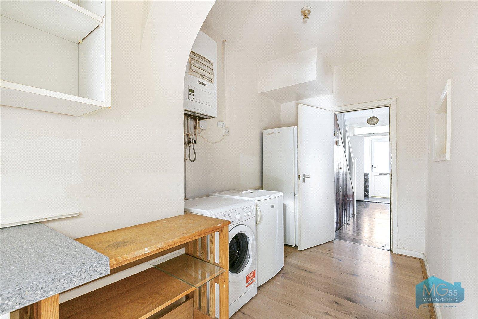 4 bedroom Semi-Detached House to rent - Martyn Gerrard