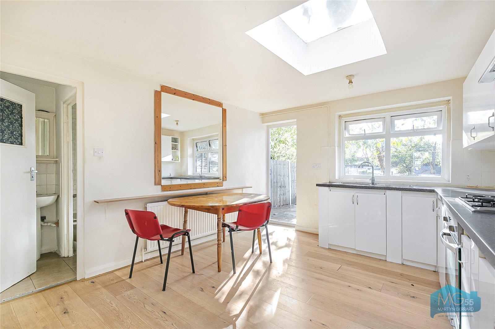 4 bedroom Semi-Detached House to rent - Martyn Gerrard
