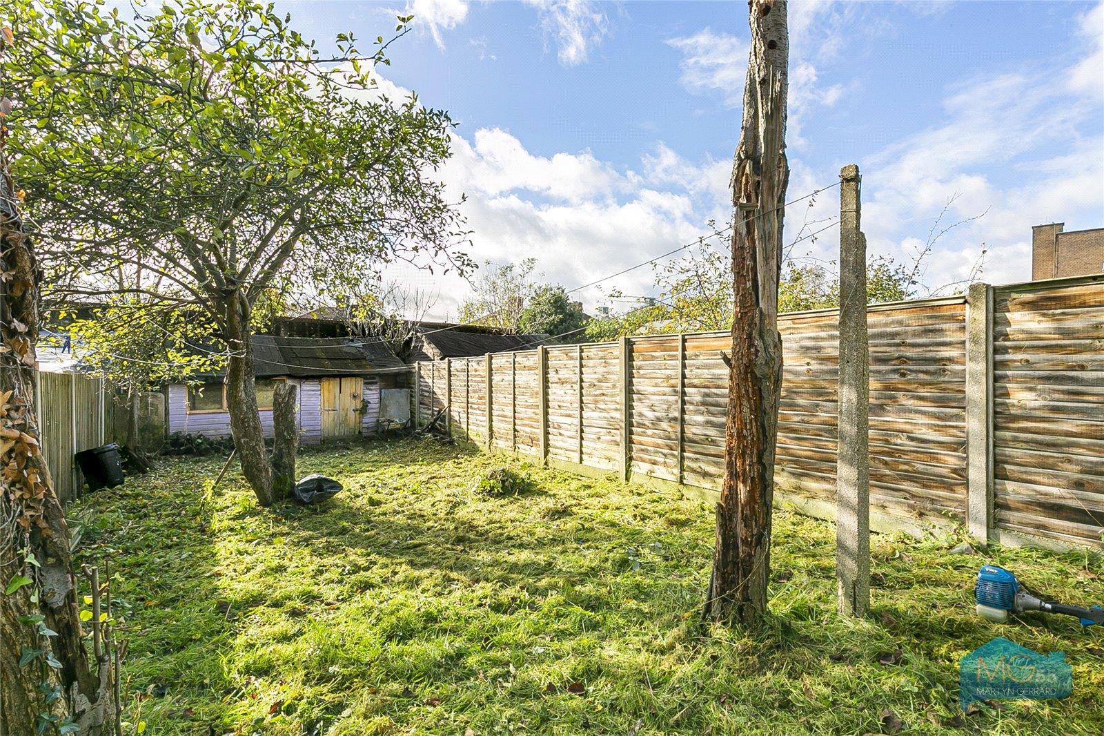 4 bedroom Semi-Detached House to rent - Martyn Gerrard