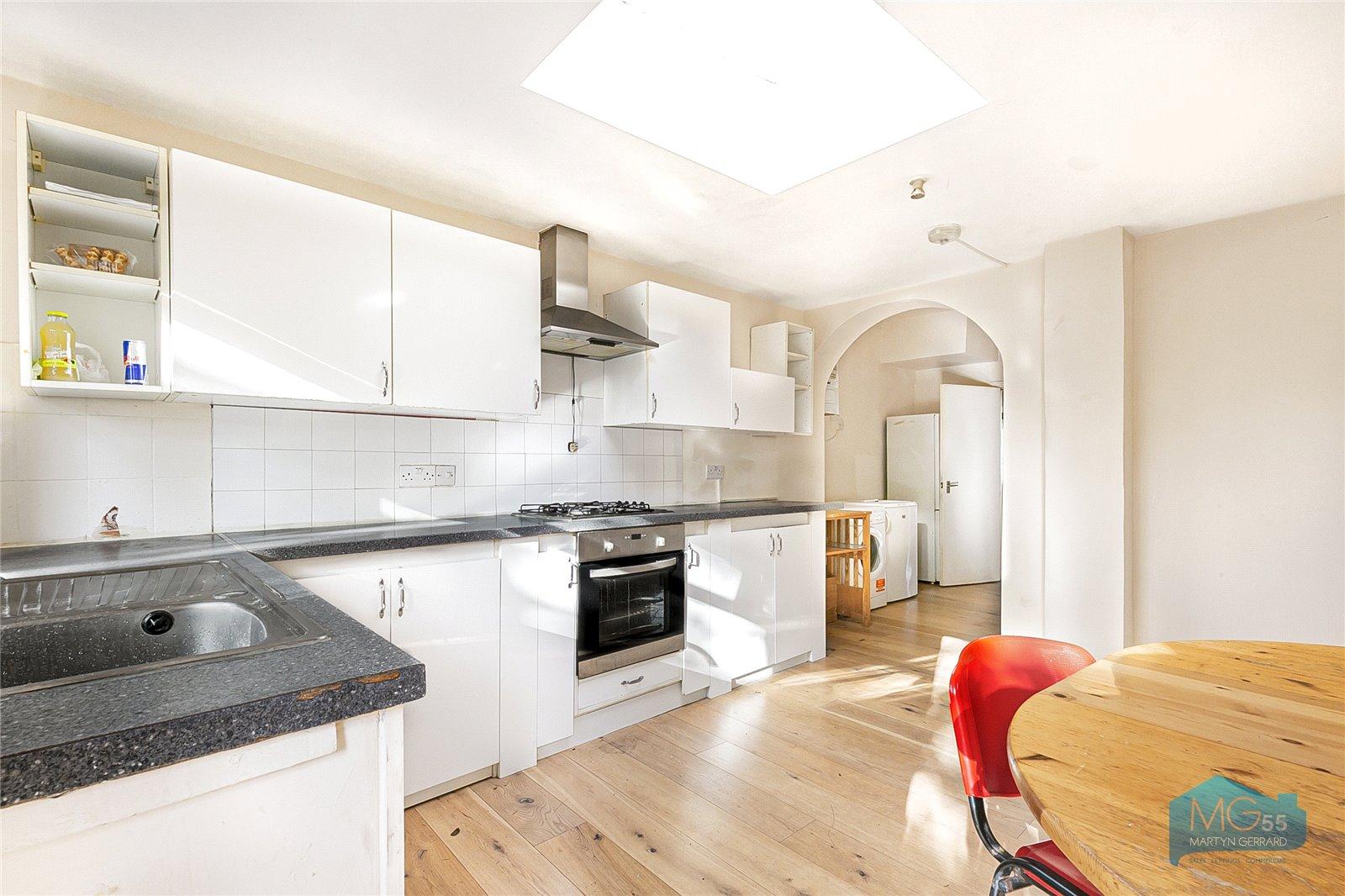 4 bedroom Semi-Detached House to rent - Martyn Gerrard