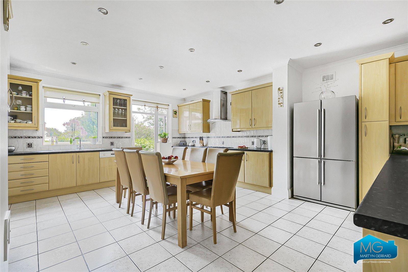 4 bedroom Semi-Detached House to rent - Martyn Gerrard