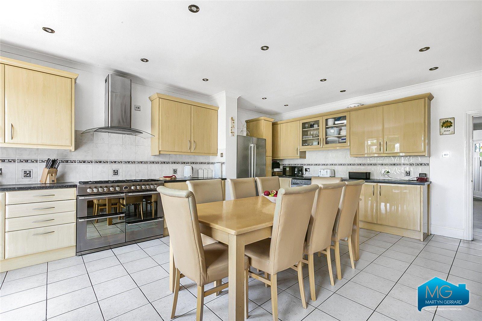 4 bedroom Semi-Detached House to rent - Martyn Gerrard