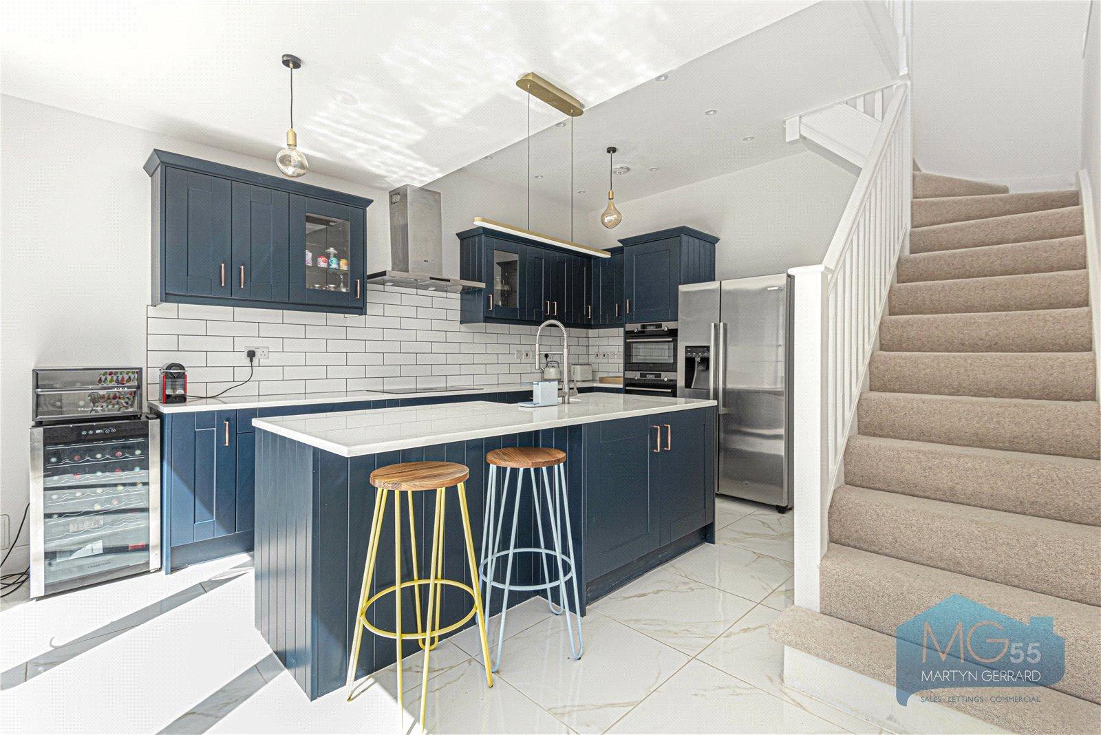4 bedroom Semi-Detached House to rent - Martyn Gerrard
