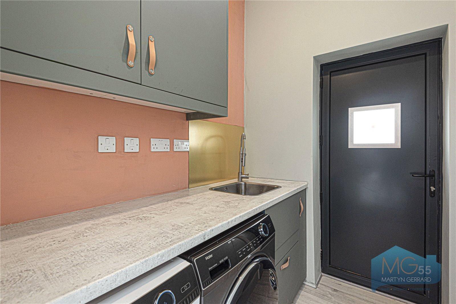 4 bedroom Semi-Detached House to rent - Martyn Gerrard