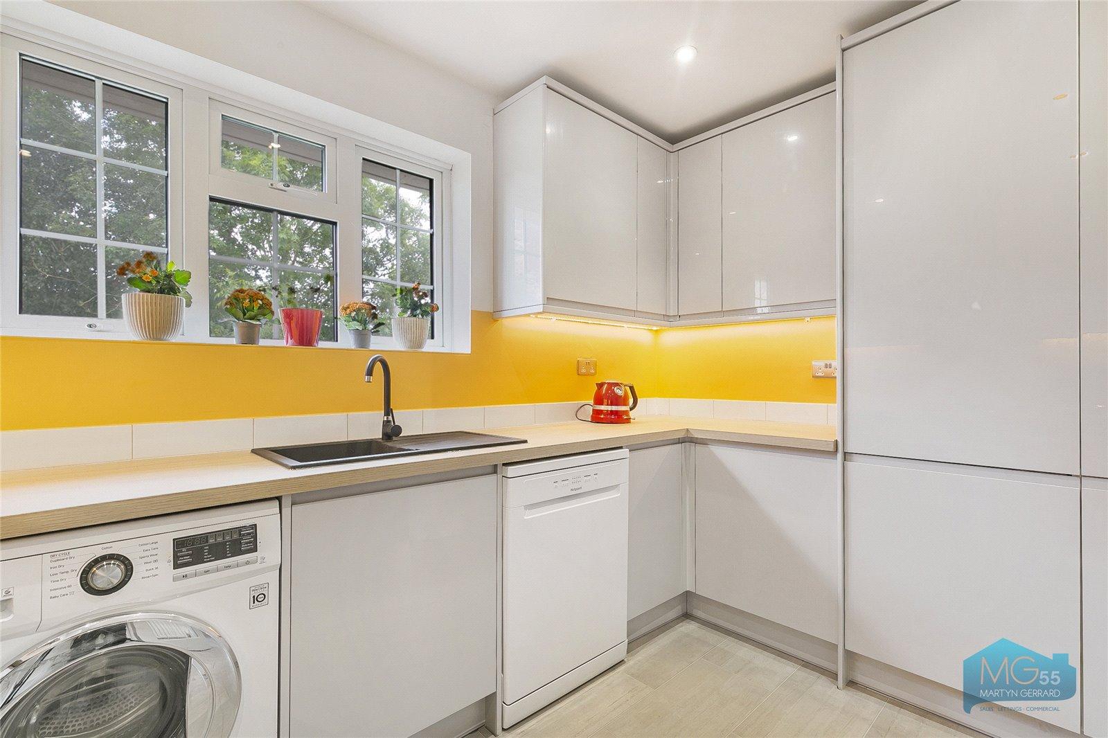 2 bedroom Apartment to rent - Martyn Gerrard