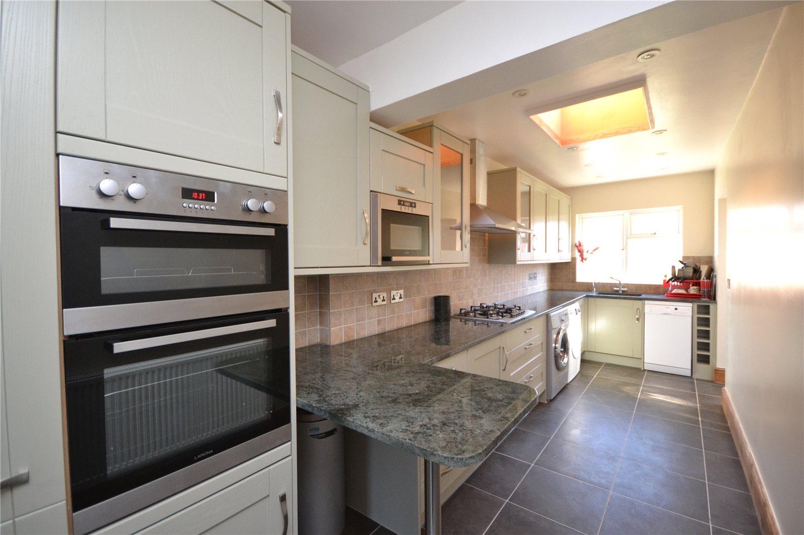 3 bedroom Semi-Detached House to rent - Martyn Gerrard