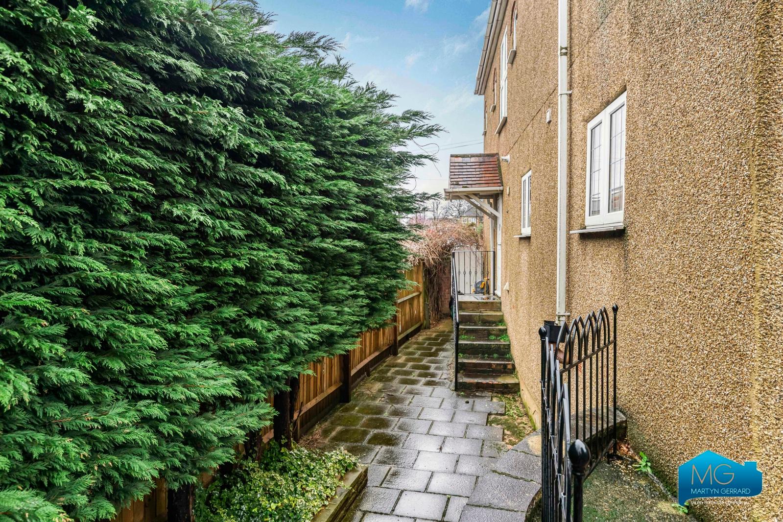 5 bedroom Semi-Detached House to rent - Martyn Gerrard
