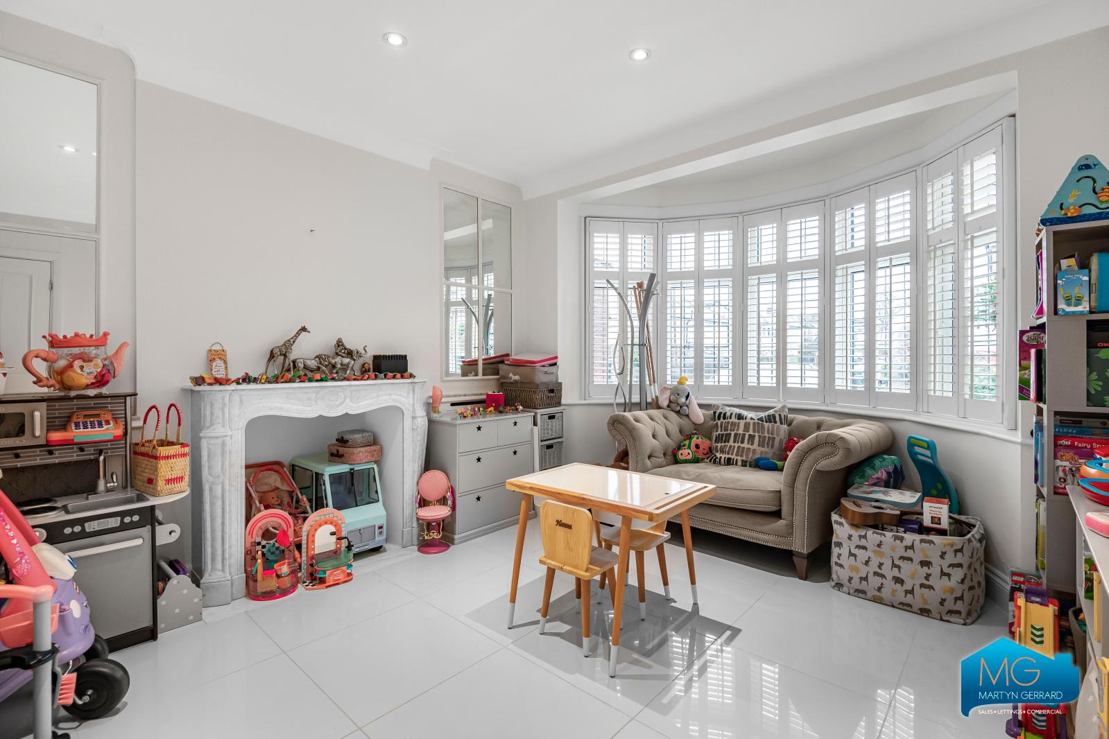 5 bedroom Semi-Detached House to rent - Martyn Gerrard