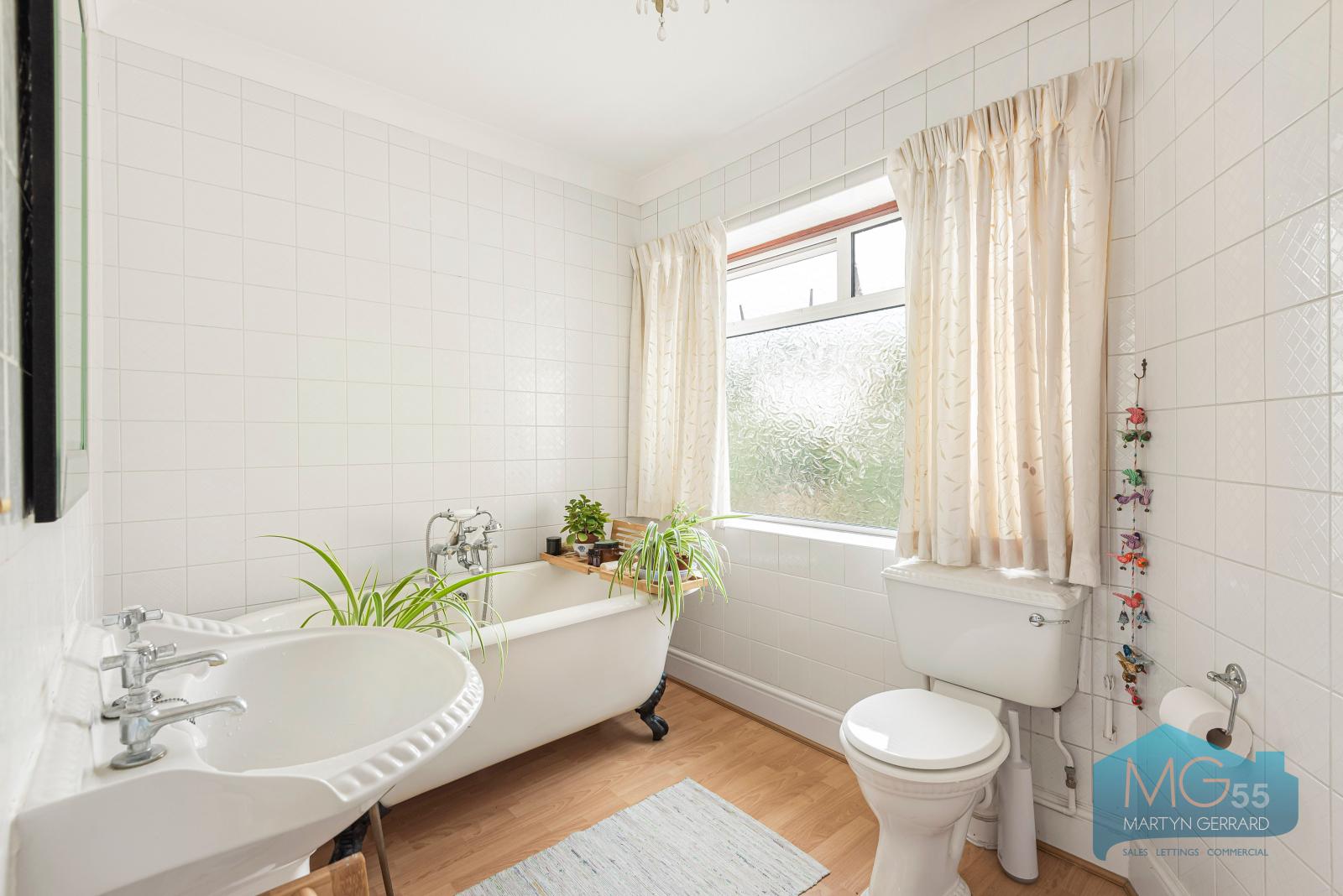 3 bedroom Semi-Detached House to rent - Martyn Gerrard