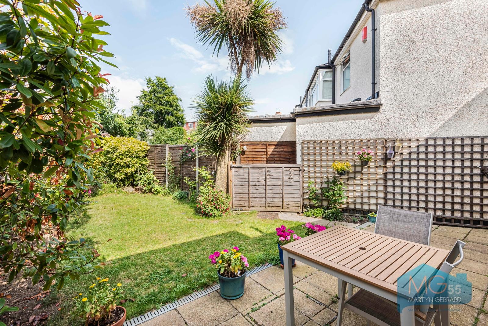 3 bedroom Semi-Detached House to rent - Martyn Gerrard