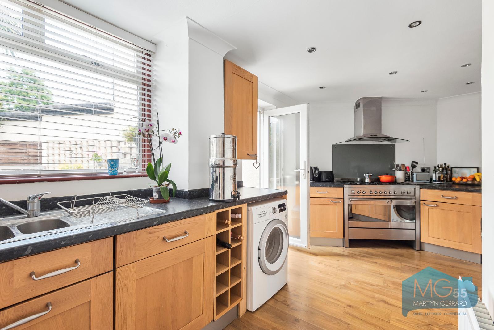3 bedroom Semi-Detached House to rent - Martyn Gerrard