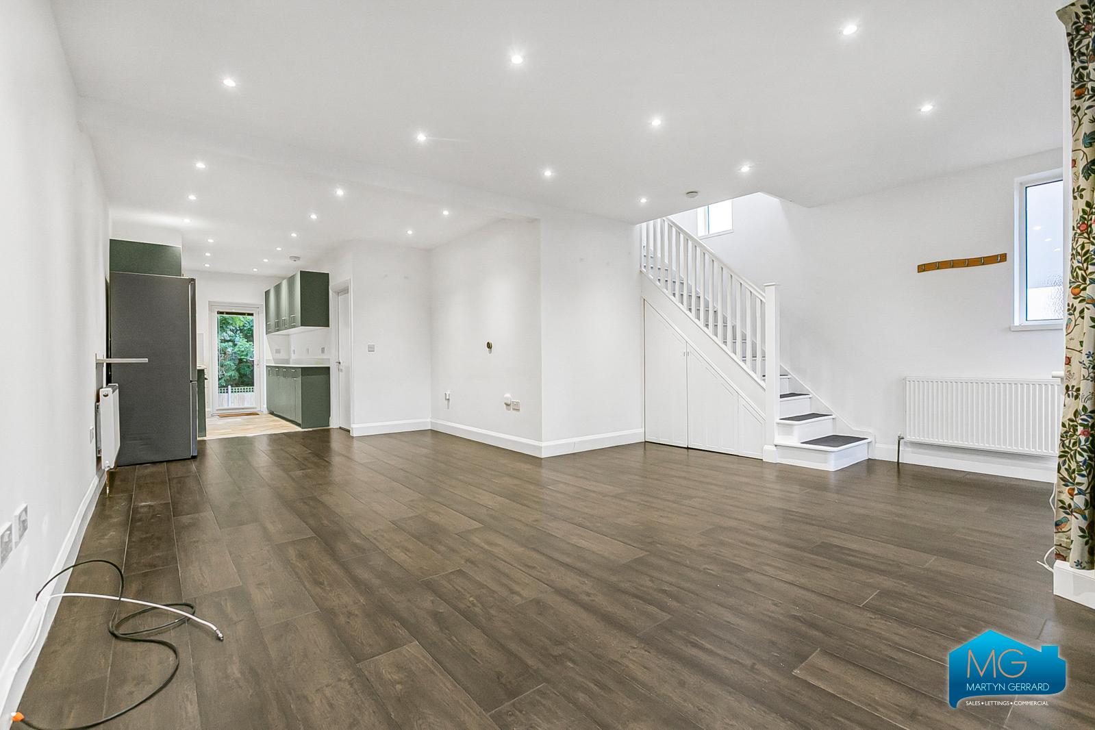 3 bedroom Semi-Detached House to rent - Martyn Gerrard