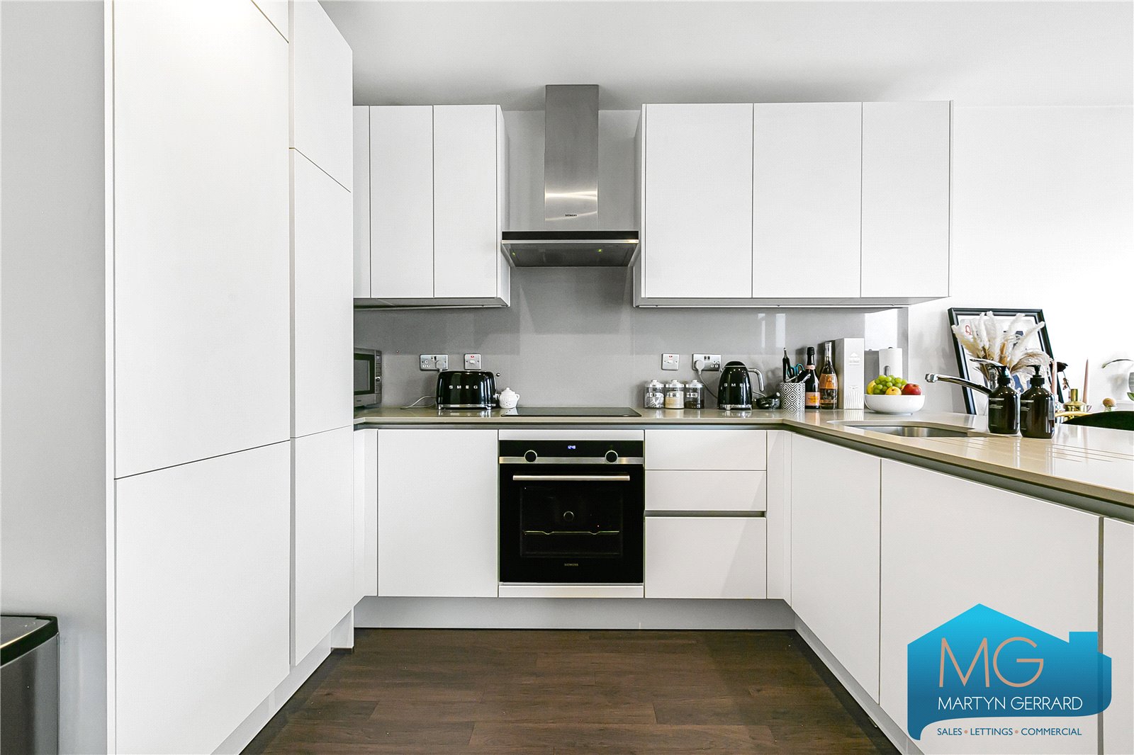 2 bedroom Apartment for sale - Martyn Gerrard