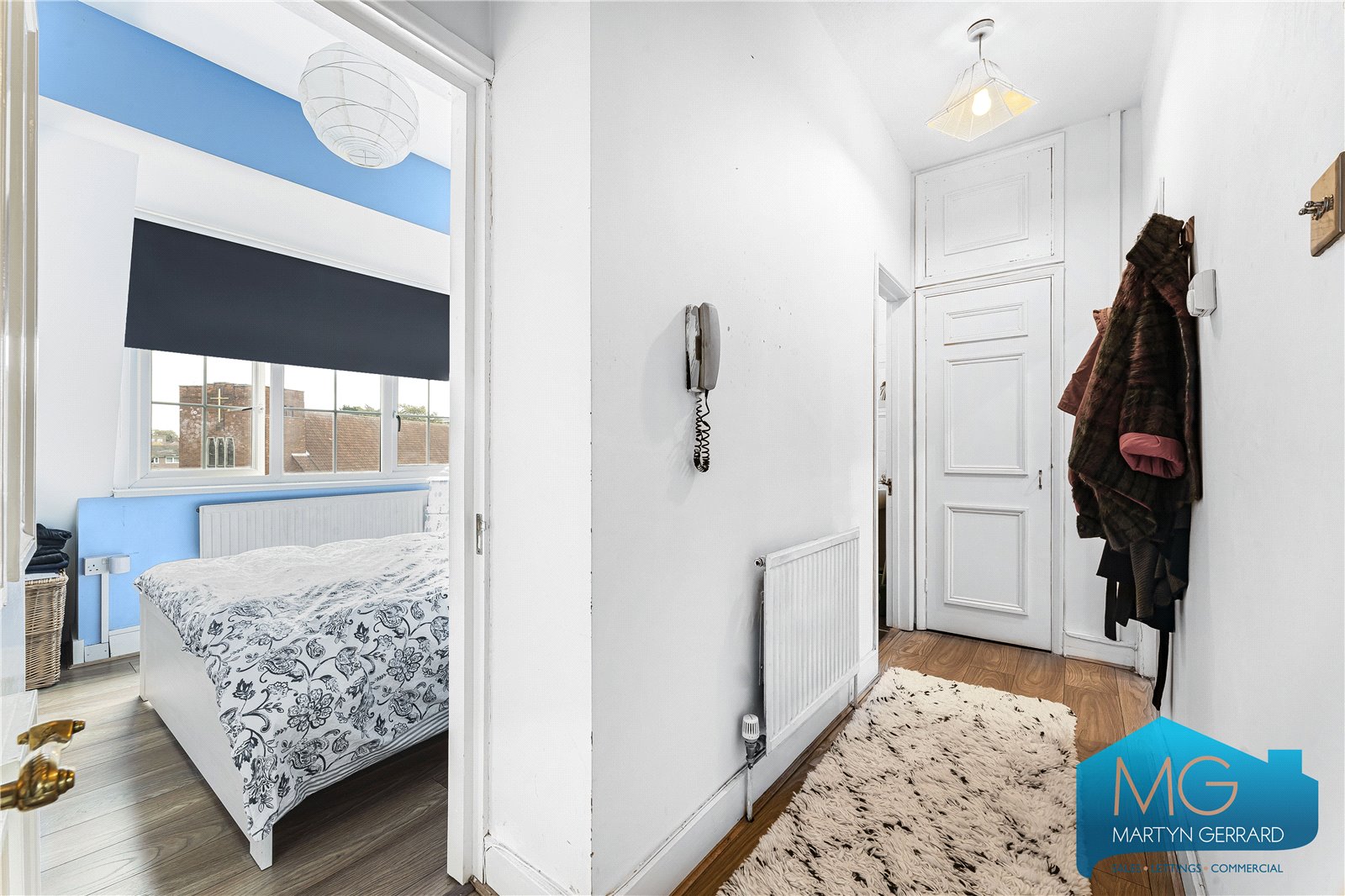 High Road, Whetstone, London, N20+  - Martyn Gerrard