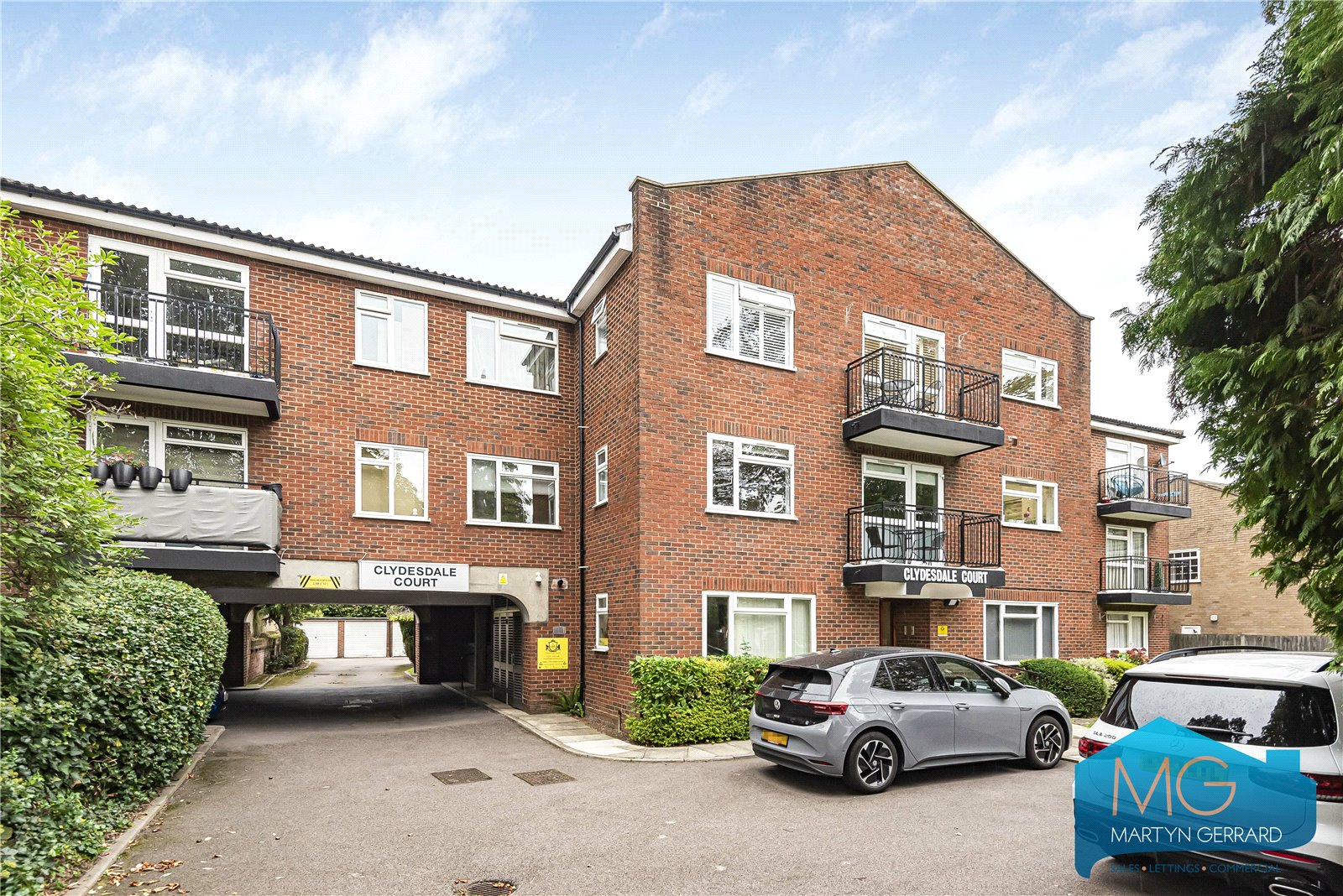 Oakleigh Park North, Whetstone, London, N20+  - Martyn Gerrard