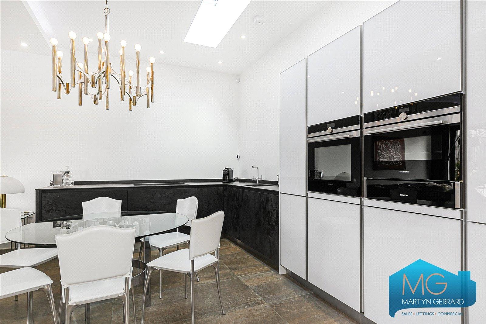2 bedroom Detached House for sale - Martyn Gerrard