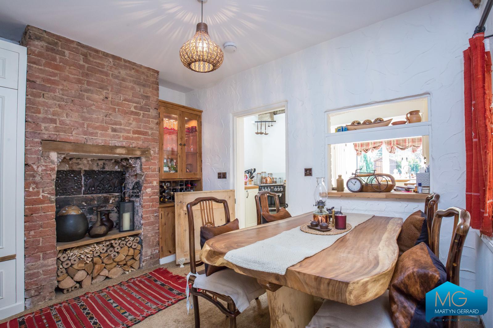 2 bedroom End of Terrace House to rent - Martyn Gerrard