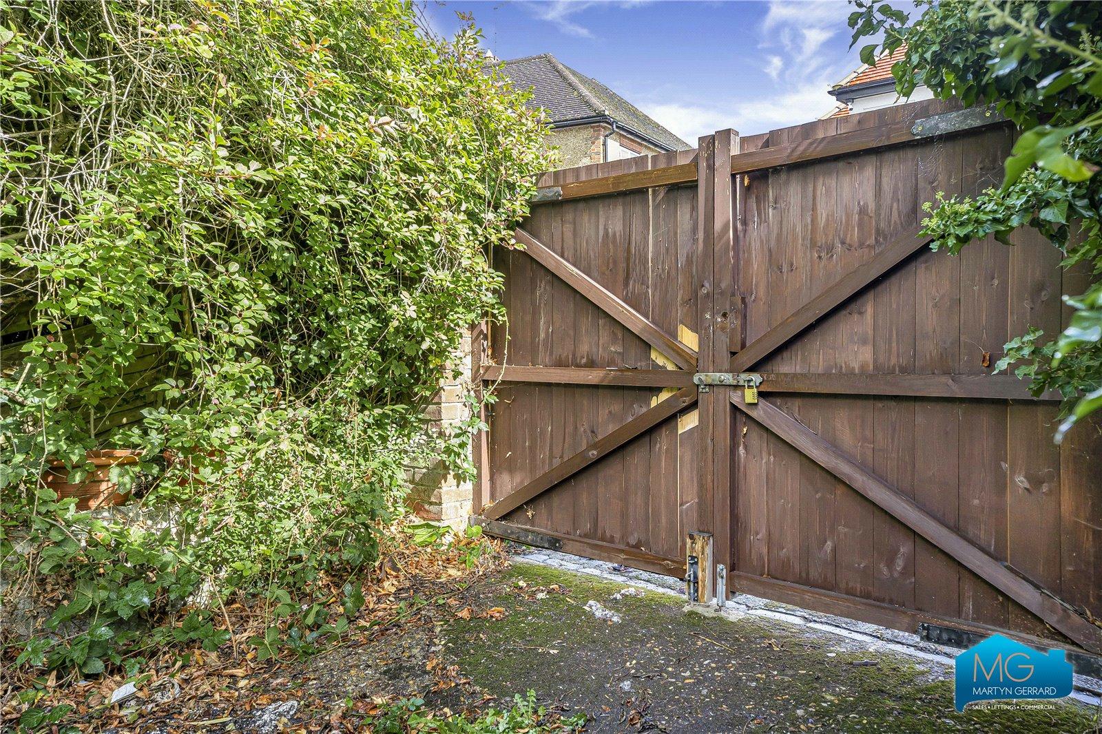 4 bedroom Semi-Detached House to rent - Martyn Gerrard