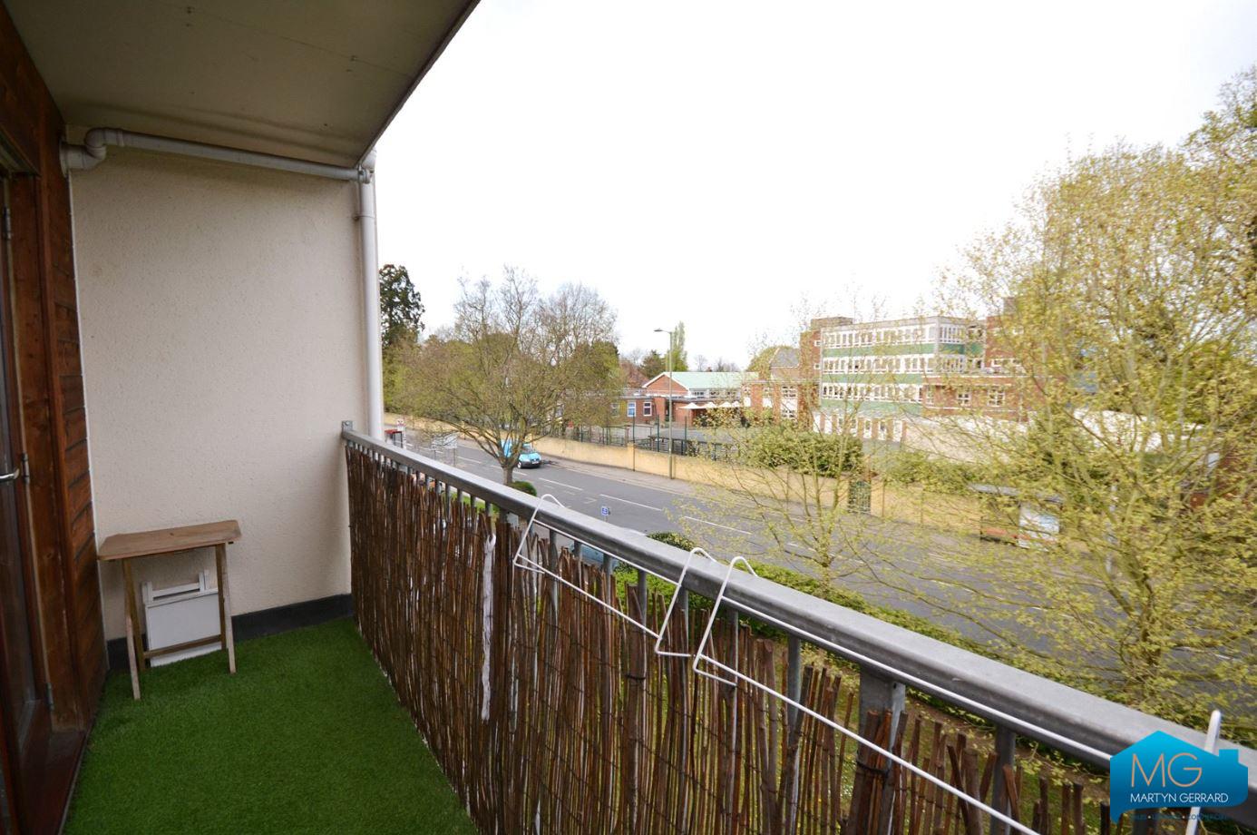 2 bedroom Apartment to rent - Martyn Gerrard