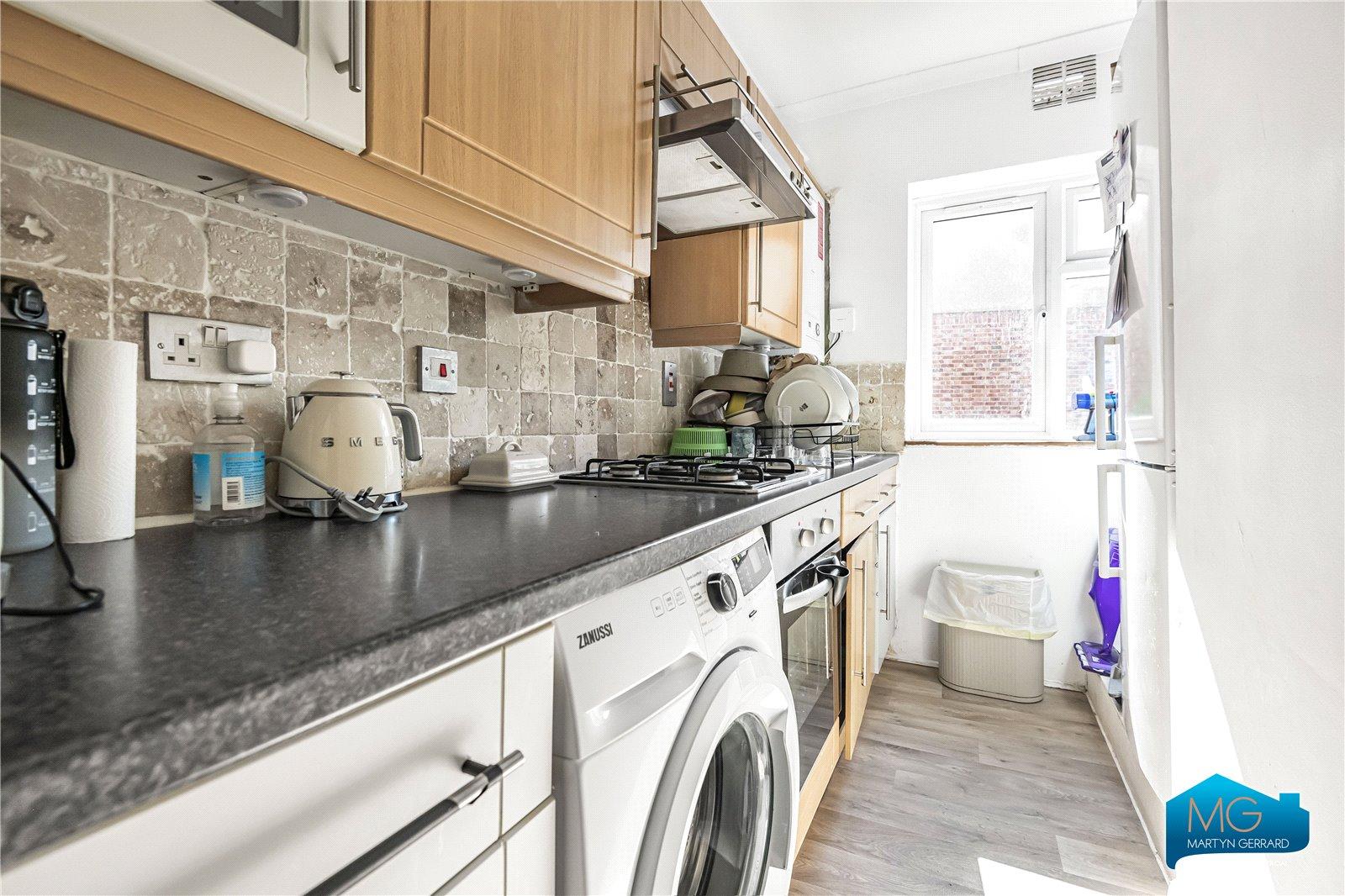 2 bedroom Ground Floor Flat to rent - Martyn Gerrard