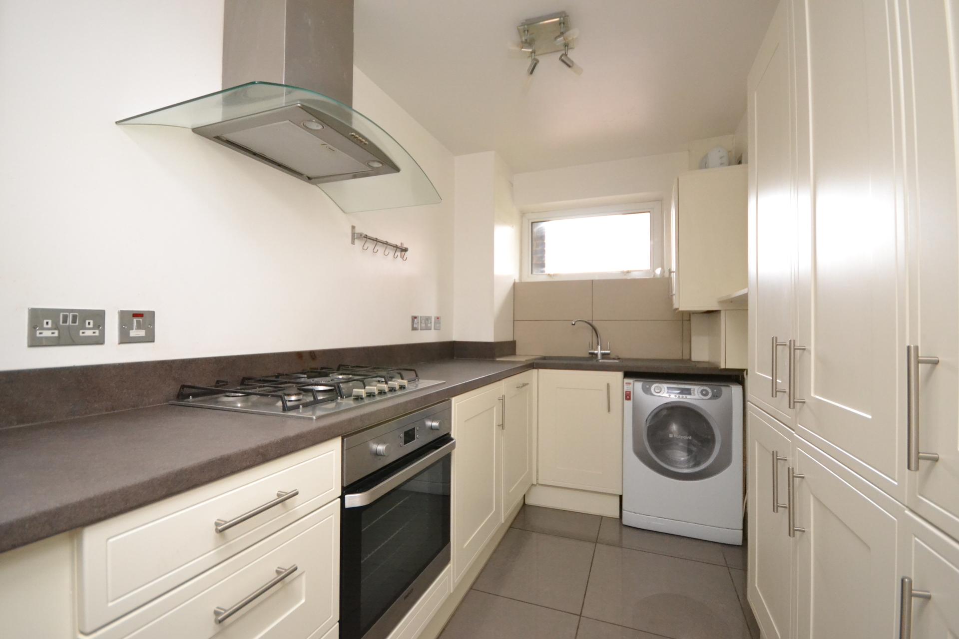 2 bedroom Ground Floor Flat to rent - Martyn Gerrard