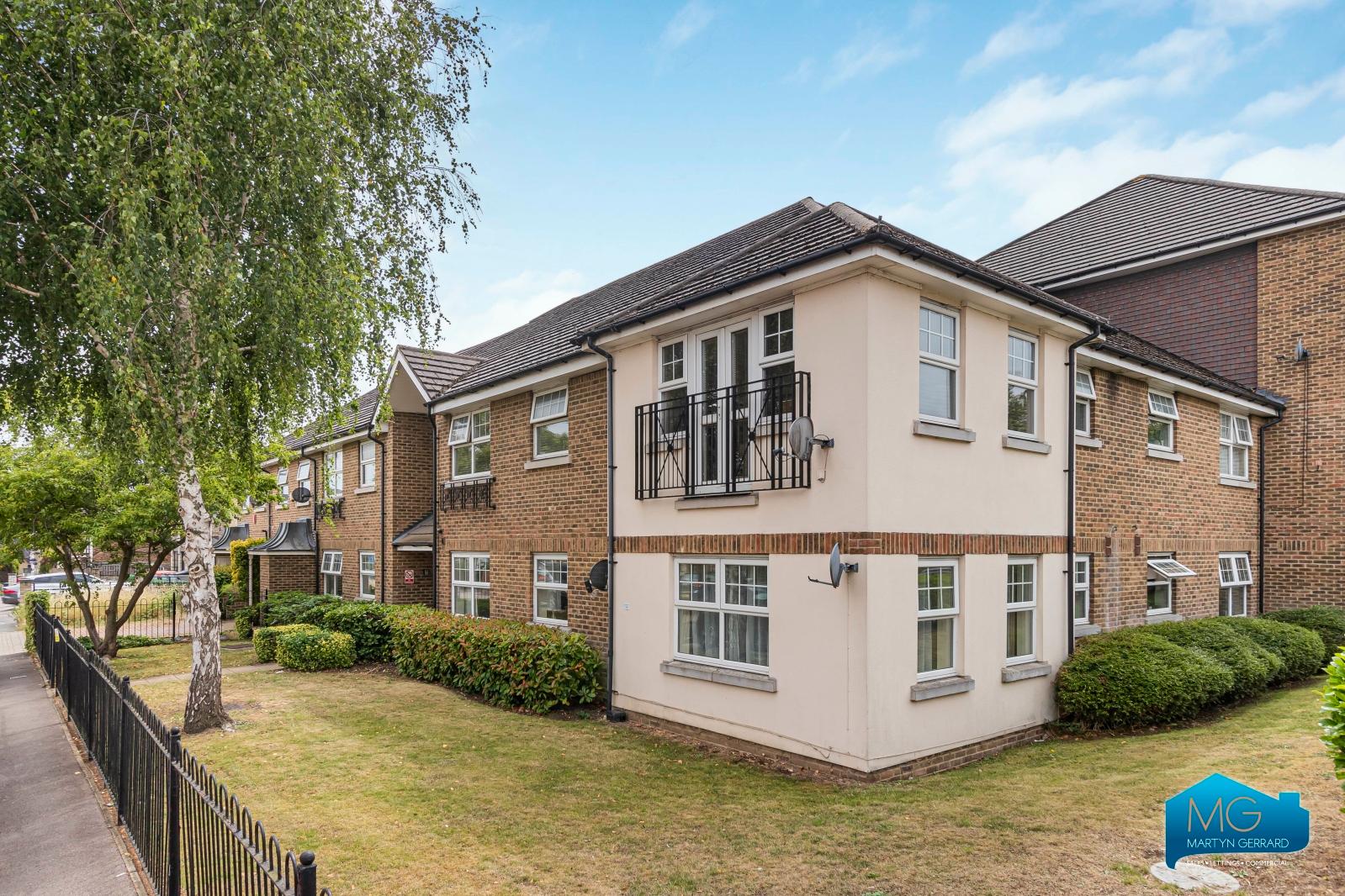 2 bedroom Ground Floor Flat to rent - Martyn Gerrard