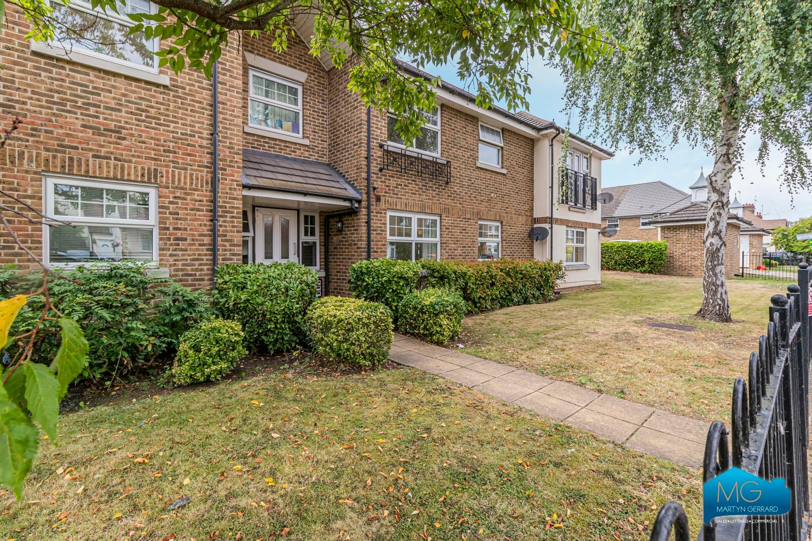 2 bedroom Ground Floor Flat to rent - Martyn Gerrard