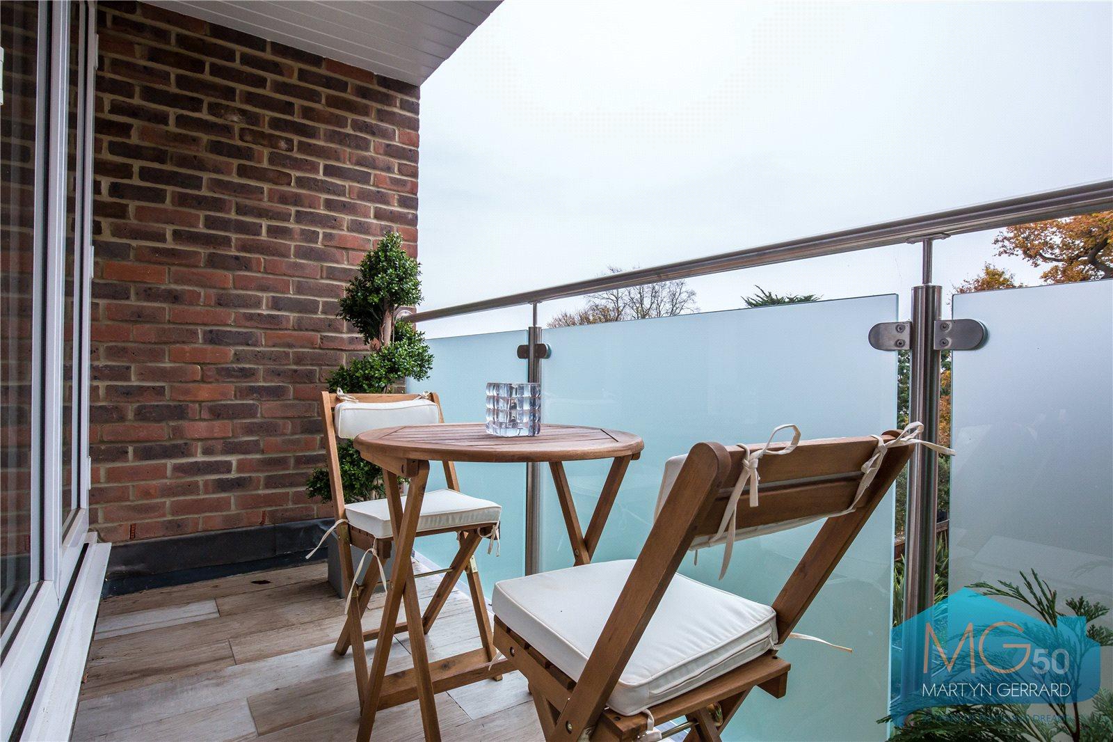 2 bedroom Apartment to rent - Martyn Gerrard
