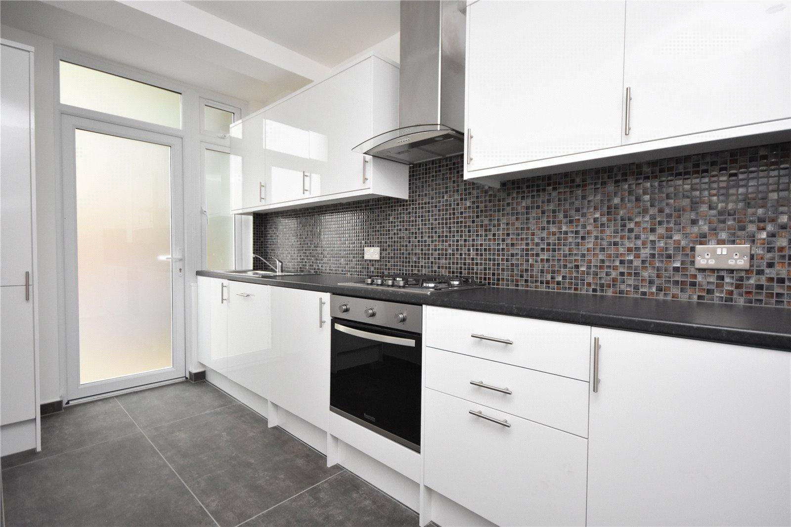 2 bedroom Ground Floor Flat to rent - Martyn Gerrard