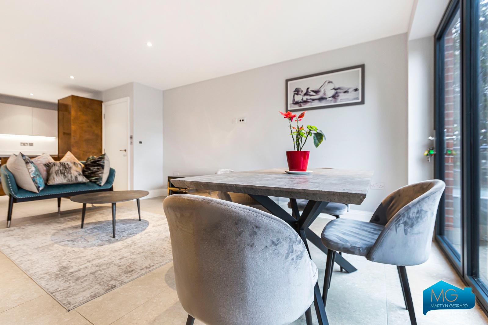 2 bedroom Apartment to rent - Martyn Gerrard