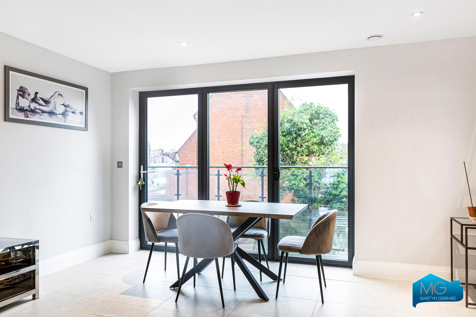 2 bedroom Apartment to rent - Martyn Gerrard