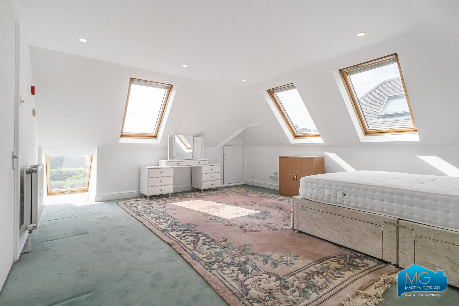 7 bedroom Detached House to rent - Martyn Gerrard