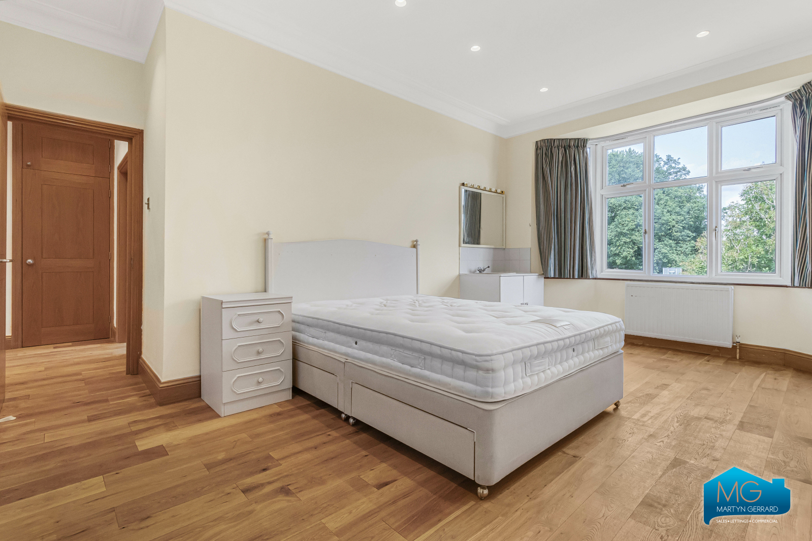 7 bedroom Detached House to rent - Martyn Gerrard