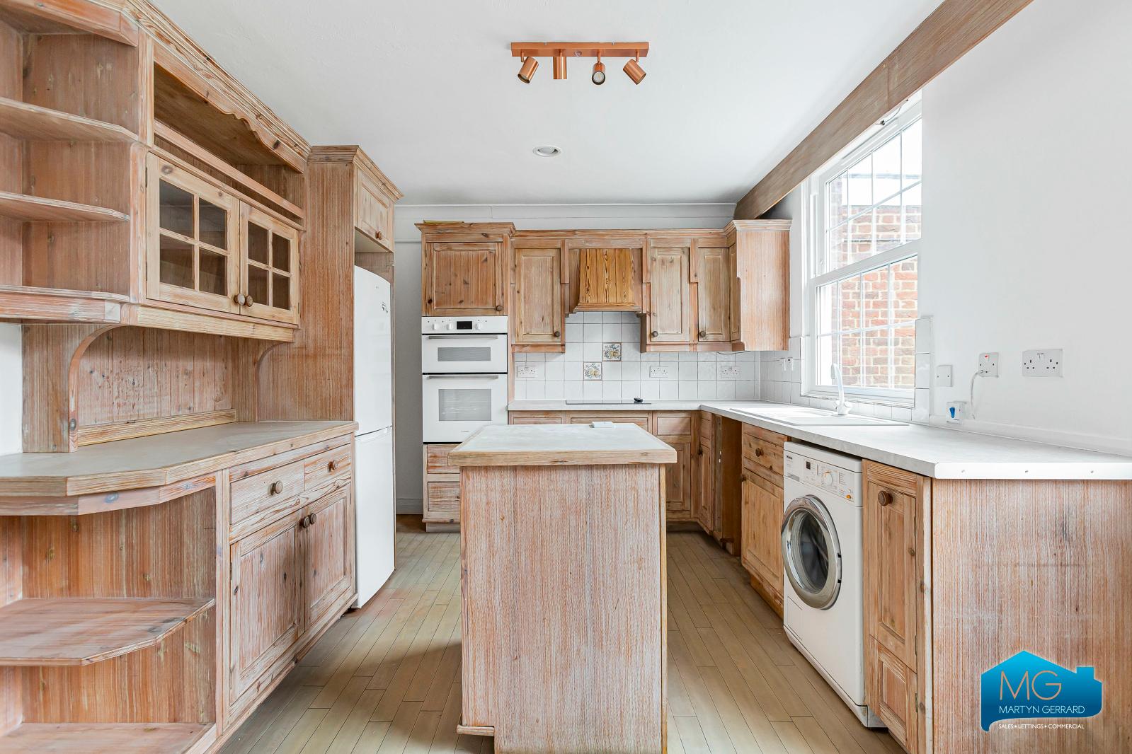 4 bedroom End of Terrace House to rent - Martyn Gerrard