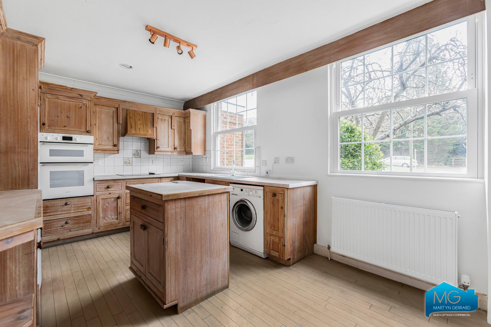 4 bedroom End of Terrace House to rent - Martyn Gerrard