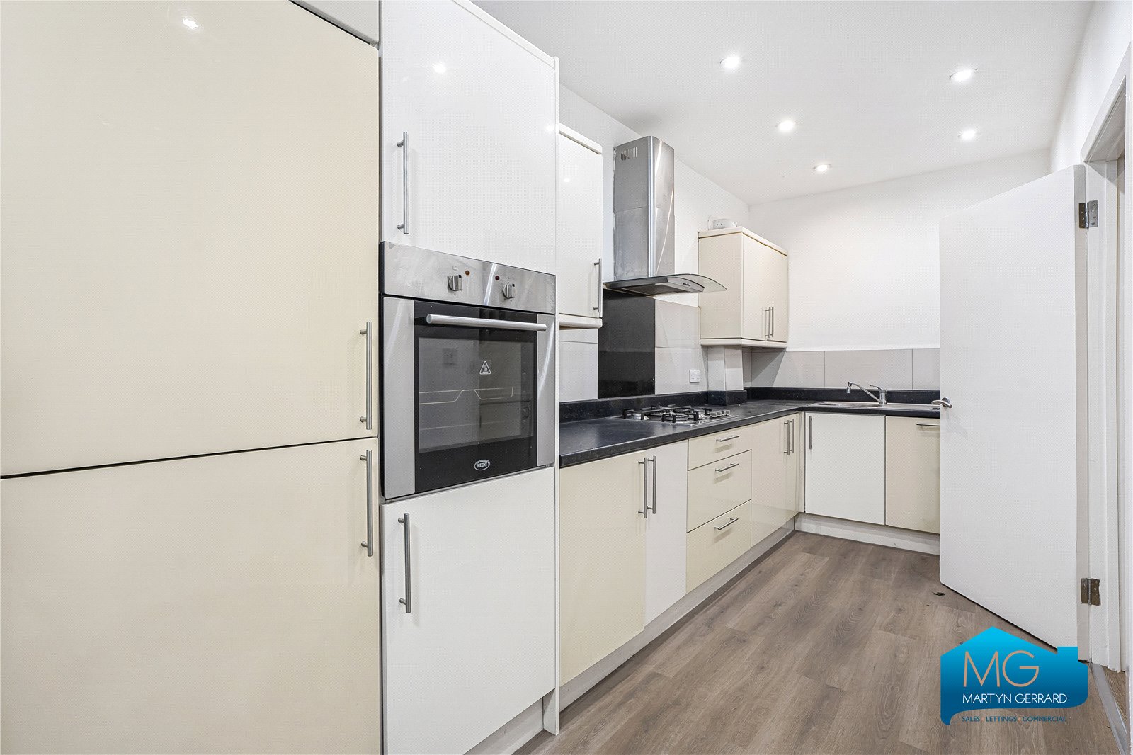 3 bedroom Semi-Detached House to rent - Martyn Gerrard